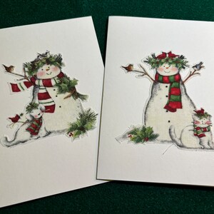 Cartes de Noël fabriquées à la main. Bonhommes de neige en tissu coupés à la main avec chien ou chat, cardinaux, écharpes, oiseaux, feuilles et baies de houx, et pin.  Vierge.