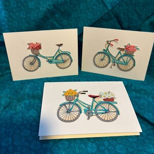 Cartões de felicitações/cartões em branco feitos à mão para todas as ocasiões, decorados com tecido. Bicicletas com cestos de flores. Envelopes correspondentes.