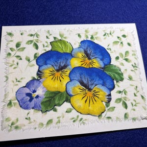 Für alle Gelegenheiten, schöne Stiefmütterchen-Karte, leere Innenseite.  Gelbe, handgeschnittene Stiefmütterchen aus Stoff auf hochwertigem Fotokarton.  Zum Geburtstag, ich denke an Dich
