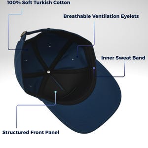 Puede incluir: Gorra de b&eacute;isbol azul marino con un panel frontal estructurado, ojales de ventilaci&oacute;n transpirables y una banda interior para el sudor. La gorra est&aacute; hecha de 100% algod&oacute;n turco suave.