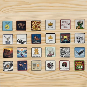 Peut inclure: Collection de patchs carrés décoratifs avec divers motifs. Les patchs présentent des images d'animaux, du texte et d'autres graphiques. Certains patchs comportent du texte comme "DON'T BUCK WITH ME" et "IN MY CHAOTIC ERA". Les patchs sont disposés sur une surface en bois.