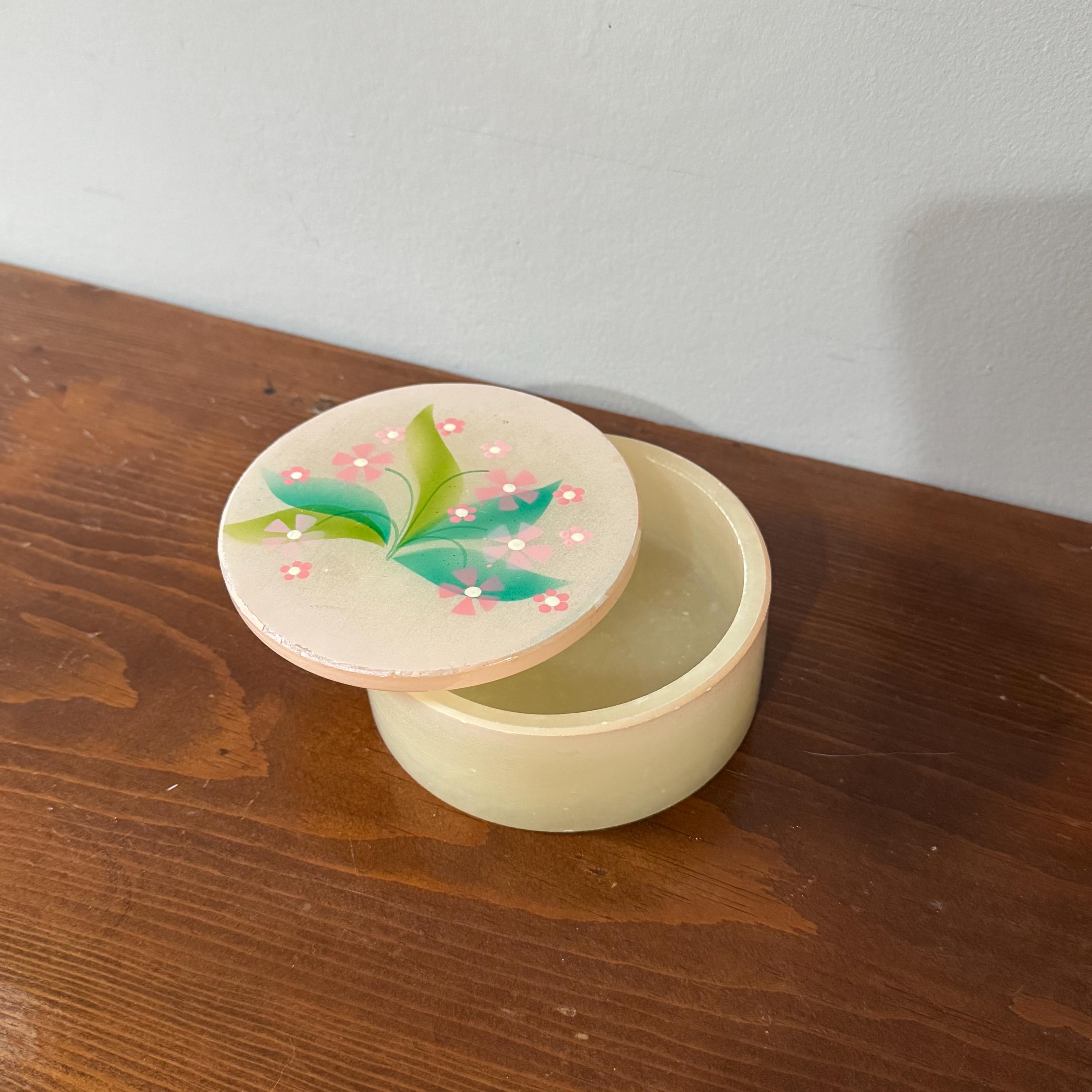 ヴォルテッラ産　アラバスター　工芸品　小物入れ アラバスターストーンの小物入れ、本物のイタリア製フローラルデザイン