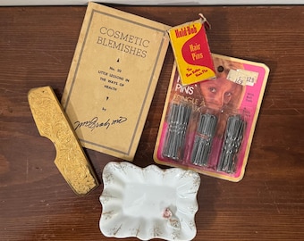 Colección de tocador vintage mixta: peineta, horquillas para el cabello, bandeja para anillos, folleto de belleza.