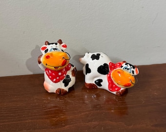 Salero y pimentero vintage con forma de vaca: decoración kitsch para cocinas de estilo rústico.