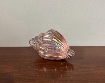 Figura vintage de concha marina de cristal iridiscente rosa, estilo carnaval, ideal para decoración costera de playa.