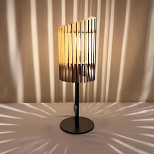 Handgefertigte Design Tischlampe aus Holz - minimalistisches Lichtobjekt mit warmem Licht & markantem Schattenspiel