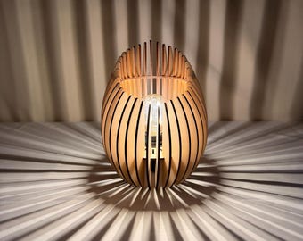 Handgefertigte Design Tischlampe aus Holz – minimalistisches Lichtobjekt mit warmem Licht & markantem Schattenspiel