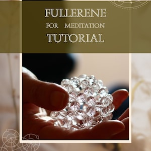 以下が含まれることがあります： フラーレンと呼ばれる透明なクリスタルボールが手に持たれています。ボールは、球体を作るために互いに接続された、多くの小さなファセットカットされたビーズでできています。画像は「フラーレン瞑想チュートリアル」というタイトルで、「@2023 By nina grams」というテキストが含まれています。