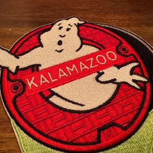 Peut inclure: Un patch brod&eacute; rouge et noir repr&eacute;sentant un fant&ocirc;me blanc avec le texte "KALAMAZOO" au milieu.