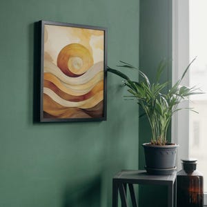 以下が含まれることがあります： 黄色、オレンジ、茶色のグラデーションで描かれた、渦巻き状の太陽と波線が特徴的な抽象画のフレームプリント。緑色の壁に飾られています。近くの小さなテーブルには鉢植えの植物が置かれています。