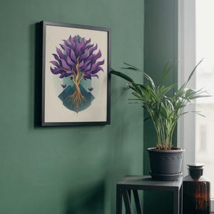 Op de afbeelding: Een ingelijste kunstdruk met een gestileerde boom met paarse bladeren, een gouden stam en zichtbare wortels. Het kunstwerk staat tegen een crèmekleurige achtergrond met een turquoise geometrische vorm. De zwarte lijst hangt aan een groene muur.