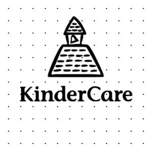 Puede incluir: Logotipo en blanco y negro de KinderCare que presenta un edificio estilizado con un tejado triangular y una base rectangular. La palabra "KinderCare" está escrita en negrita, en una fuente sans-serif, debajo del icono del edificio.