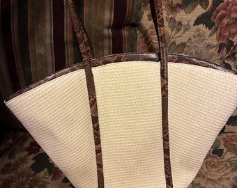 Bolso de paja con ribete de serpiente