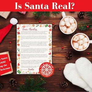 Könnte beinhalten: Ein Brief vom Weihnachtsmann mit dem Text Dear Charley, umgeben von weihnachtlichen Illustrationen, einer roten Weihnachtsmannmütze, zwei Tassen heißer Schokolade mit Marshmallows, weißen Fäustlingen, Tannenzweigen, Tannenzapfen und einem roten Siegel.