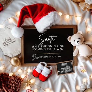 Anuncio de embarazo de Navidad en las redes sociales, Santa digital no es el único que viene a la ciudad Plantilla editable Tablero de cartas DIY, sombrero de Santa