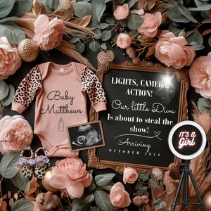 Puede incluir: Un body rosa para bebé con texto negro que dice "Baby Matthews" y un pequeño gráfico de biberón. El body tiene mangas de estampado de leopardo. Un letrero de pizarra enmarcado dice "LIGHTS, CAMERA ACTION! Our little Diva is about to steal the show! Arriving OCTOBER 2024". Un pequeño letrero redondo iluminado dice "IT'S a Girl". El fondo es una superficie verde oscuro con flores rosas y detalles dorados.