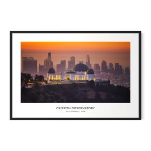 Könnte beinhalten: Gerahmter Druck des Griffith-Observatoriums in Los Angeles, Kalifornien, bei Sonnenuntergang. Das Bild zeigt die Architektur des Observatoriums vor der Skyline der Stadt und einem leuchtenden orange-gelben Himmel. Der Text unten lautet "Griffith Observatory, California, USA."