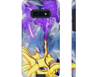 Può includere: Custodia per telefono con una vivace scena anime. Il design presenta una creatura gialla e arancione con più code e una figura viola. Lo sfondo ha una combinazione di colori blu e bianco.