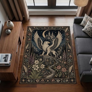 Könnte beinhalten: Ein rechteckiger Teppich mit einer zentralen Illustration eines Greifen, der auf einer Steinstruktur vor einem Schloss und einer Mondsichel steht. Das Design umfasst einen dunklen Rand mit Blumenmotiven, Farnen und Sternen.