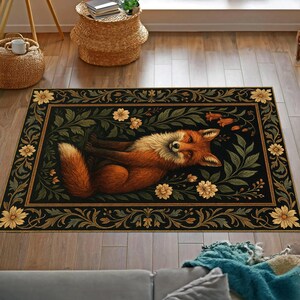 K&ouml;nnte beinhalten: Rechteckiger Teppich mit einer detaillierten Illustration eines Fuchses. Der Fuchs hat orangefarbenes und wei&szlig;es Fell, umgeben von gr&uuml;nen Bl&auml;ttern und gelben Blumen auf schwarzem Hintergrund. Der Teppich hat einen dekorativen Rand.