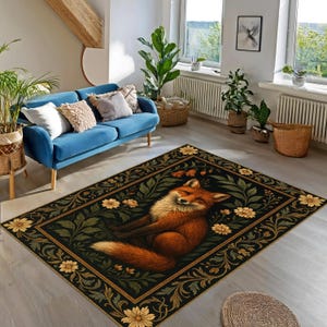 K&ouml;nnte beinhalten: Rechteckiger Teppich mit einer detaillierten Illustration eines Fuchses, der sich auf einem Bett aus Bl&auml;ttern und Blumen ausruht. Der Teppich hat einen schwarzen Hintergrund mit einem dekorativen Rand und liegt auf einem hellen Holzboden.