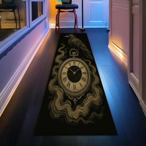 Puede incluir: Alfombra rectangular negra con un diseño de reloj de bolsillo dorado con números romanos y un cuervo encima. El reloj está rodeado de patrones dorados en espiral en forma de humo. Revestimiento de suelo decorativo.