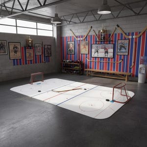 Può includere: Una stanza a tema hockey con una pista di pattinaggio in miniatura sul pavimento. La stanza presenta poster incorniciati di giocatori di hockey, mazze da hockey e una panchina. Sono visibili anche un distributore d'acqua e uno scaffale per scarpe.