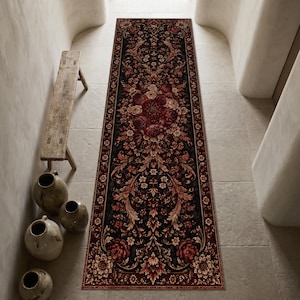 Puede incluir: Una alfombra de pasillo rectangular larga con fondo negro y un intrincado patrón floral simétrico en tonos rojo oscuro, burdeos y oro mate. El diseño incluye elaboradas hojas de acanto en volutas y flores detalladas.