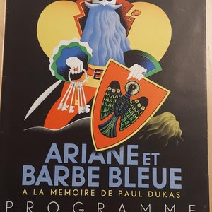 Può includere: Un manifesto vintage per una rappresentazione dell'opera "Ariane et Barbe Bleue" di Paul Dukas. Il manifesto presenta un'illustrazione stilizzata di Barba Blu in un costume blu e rosso, che tiene una chiave e uno scudo con un uccello sopra. Il testo "Ariane et Barbe Bleue" è in grandi caratteri grassetto, e il testo "A la memoire de Paul Dukas" è in caratteri più piccoli sotto.