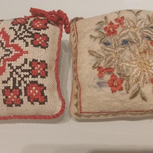 Ensemble de deux coussins à épingles vintage, brodés image 1