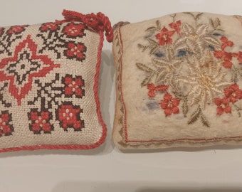 Ensemble de deux coussins à épingles vintage, brodés