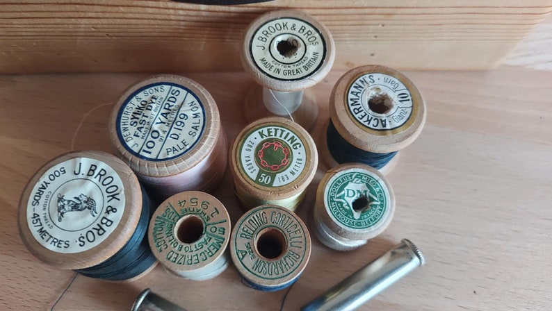 Batch of 8 spools thread, wood various brands Brook & bros, Ackermann's, Dewhurst, Belding Corticelli a small vintage iron needle case image 2