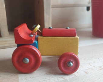 Houten speelgoedtractor, vintage. Uniek ontwerp