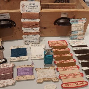 Lotto di 13 carte d'epoca francesi da rammendo lana: St. Pierre, St. Jacques, P.F.N. Parigi, Cactus, Pinguin, Cartier-Bresson, Dollfus-Mieg ea