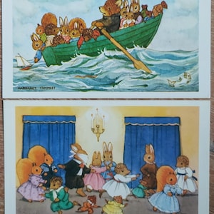 Peut inclure: Deux cartes postales anciennes illustrant des lapins et des écureuils. La première carte postale montre un groupe de lapins et d'écureuils dans un bateau vert sur une mer bleue. La deuxième carte postale montre un groupe de lapins et d'écureuils dansant dans une pièce avec des rideaux bleus. Les deux cartes postales sont signées "Margaret Tempest".