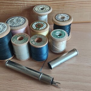 Batch of 8 spools thread, wood various brands Brook & bros, Ackermann's, Dewhurst, Belding Corticelli a small vintage iron needle case image 4