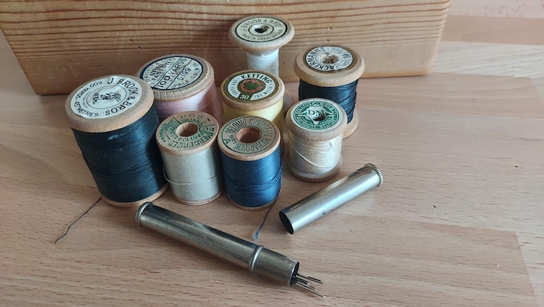 Batch of 8 spools thread, wood various brands Brook & bros, Ackermann's, Dewhurst, Belding Corticelli a small vintage iron needle case image 4