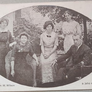 Carte postale tchèque du président Wilson et de sa famille, non utilisée. 14 x 9 cm. Années 1920