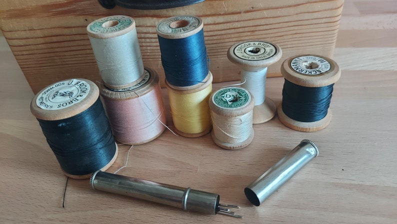 Batch of 8 spools thread, wood various brands Brook & bros, Ackermann's, Dewhurst, Belding Corticelli a small vintage iron needle case image 1