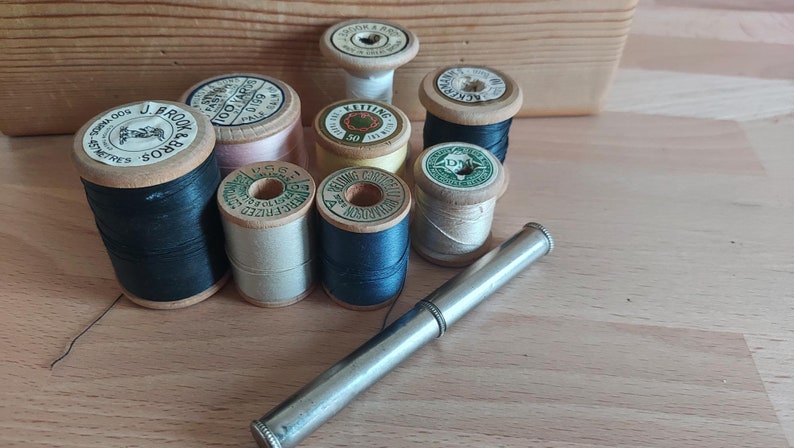 Batch of 8 spools thread, wood various brands Brook & bros, Ackermann's, Dewhurst, Belding Corticelli a small vintage iron needle case image 3