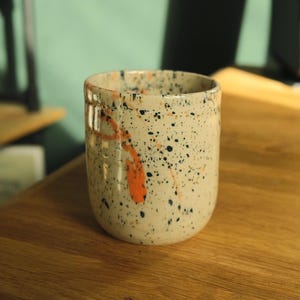 Handgefertigter Keramikbecher orange gesprenkelt, transparente Glasur