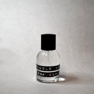 SINGLE SHOT Eau de Parfum /
Yuzu • Sea Breeze • Gin • Ice and Salt • Pineapple • Eucalyptus • Sandalwood

The refreshing and clean fragrance is perfect for a warm and humid season, or whenever you desire a water-free cold shower.