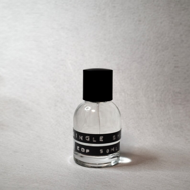 SINGLE SHOT Eau de Parfum /
Yuzu • Sea Breeze • Gin • Ice and Salt • Pineapple • Eucalyptus • Sandalwood

The refreshing and clean fragrance is perfect for a warm and humid season, or whenever you desire a water-free cold shower.