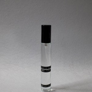 SINGLE SHOT Eau de Parfum /
Yuzu • Sea Breeze • Gin • Ice and Salt • Pineapple • Eucalyptus • Sandalwood

The refreshing and clean fragrance is perfect for a warm and humid season, or whenever you desire a water-free cold shower.