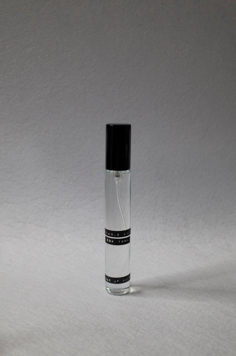 SINGLE SHOT Eau de Parfum /
Yuzu • Sea Breeze • Gin • Ice and Salt • Pineapple • Eucalyptus • Sandalwood

The refreshing and clean fragrance is perfect for a warm and humid season, or whenever you desire a water-free cold shower.