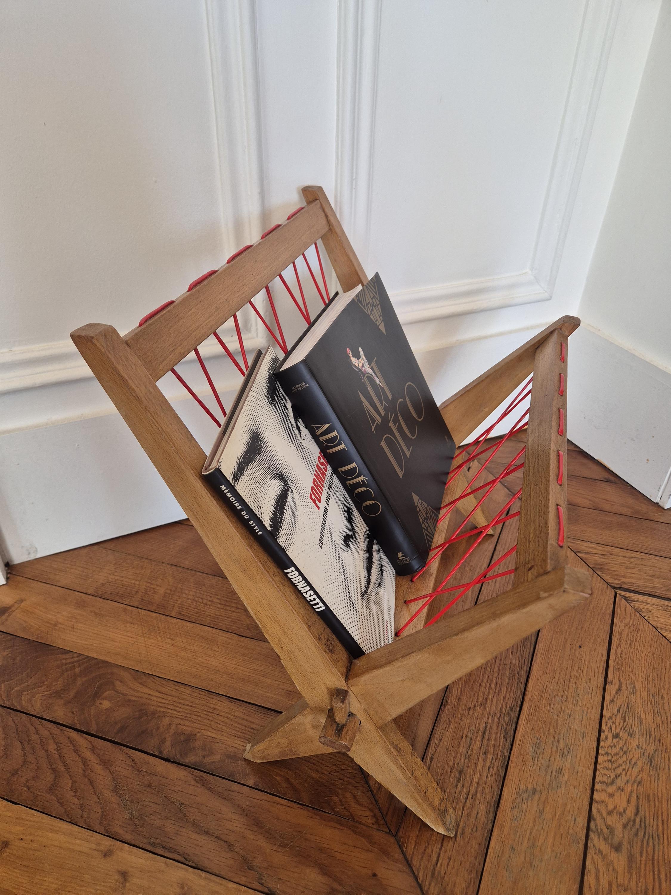 Porte-revues avec support en bois et trois paniers 37x27x115h