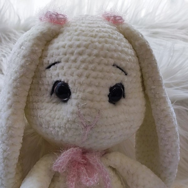 Selbstgemachtes Kuscheltier, Gehäkelter Hase, Handgemachter Amigurumi, weicher Teddy: Weißer Hase mit rosa Elementen zu Ostern