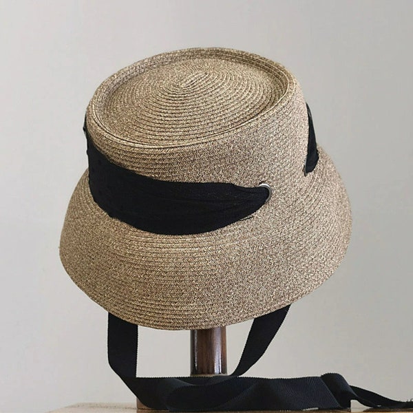 Chapeau Cloche en paille pour Femmes, Accessoire Élégant de Plage, Forme Cloche Beige Bleu, Chapeau Styliste, Voyage Vacances, Haute Qualité