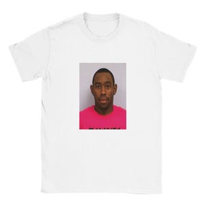 Tyler, The Creator Mug Shot OFWGKTA Camiseta unisex de cuello redondo de peso pesado - Camiseta unisex clásica de cuello redondo