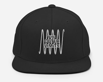 The Outer Limits – Premium geborduurde snapbackpet – Klassieke Sci-Fi Television Series-pet